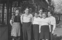 1950 maisolles mit freunden vor der laube